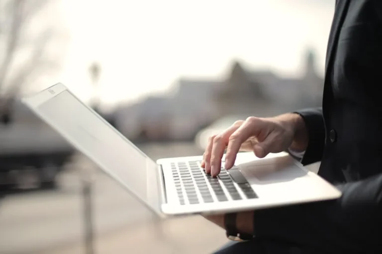 How to Build a Useful Article Around techslassh.com Without Sounding Generic: For Trend Watchers